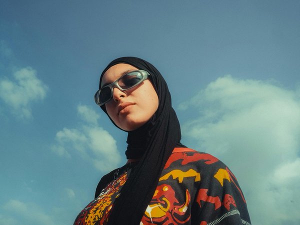 Quelles sont les meilleures façons de porter des pantalons en satin pour une soirée chic?