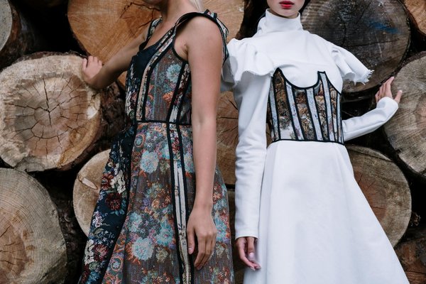 Les coupes de cheveux idéales pour femmes de 50 ans et lunettes